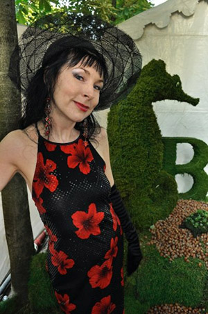Maria dArcy in the Jardin des Tuileries, Paris.