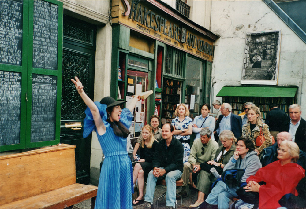 Maria D’Arcy reciting from Ulysses outside Shakespeare & Co Paris.