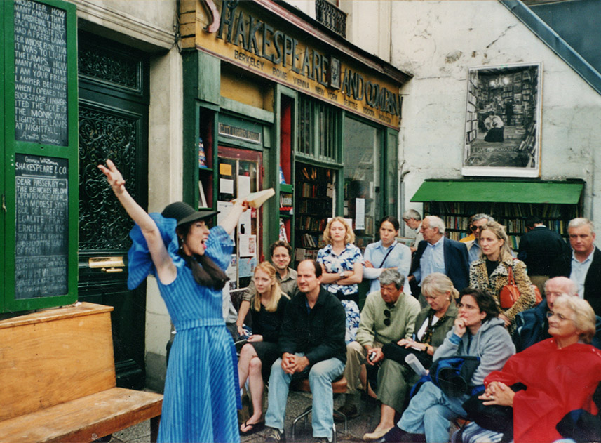 Contes devant le Shakespeare & Co librairie à Paris.